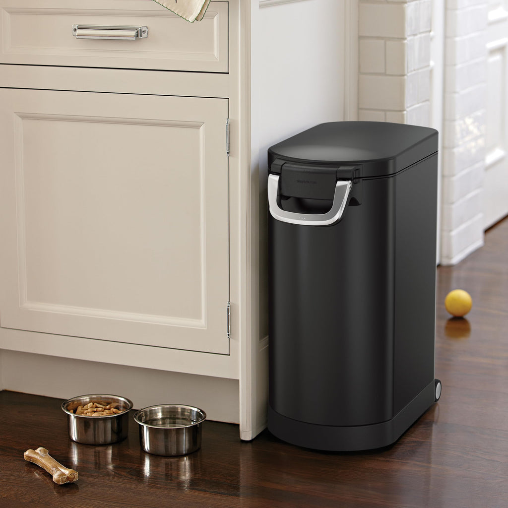 Large Airtight Pet Food Storage Container with Magnetic Scoop F2876