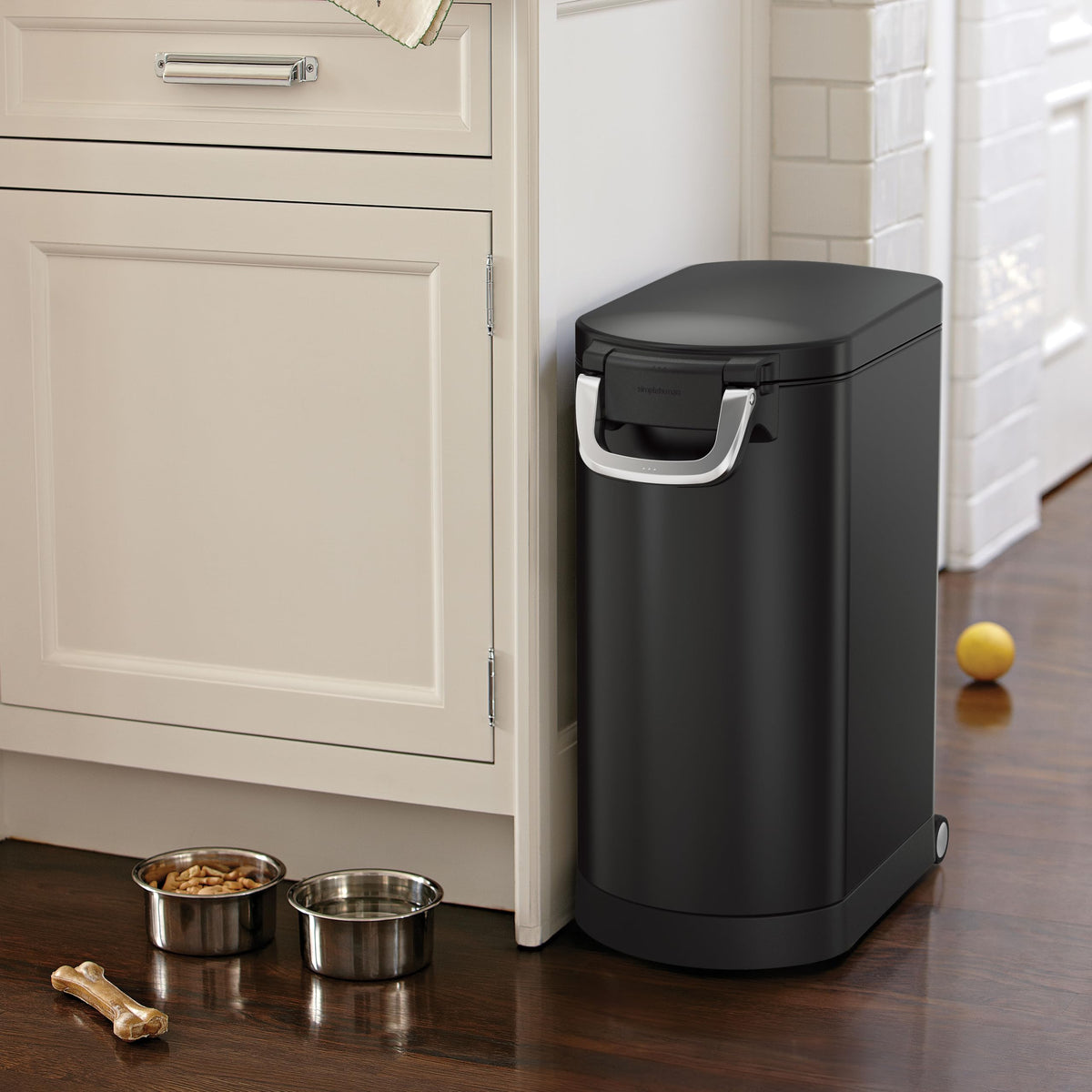 Large Airtight Pet Food Storage Container with Magnetic Scoop F2876